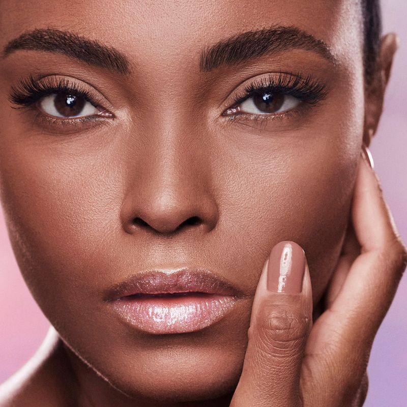 Gloss-Labial-Liquido-Brilho-Intenso-Karen-Bachini-Marte-62-g-Modelo-com-Produto