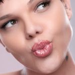 Gloss-Labial-Liquido-Brilho-Intenso-Karen-Bachini-Venus-62-g-Modelo-com-Produto