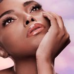 Gloss-Labial-Liquido-Brilho-Intenso-Karen-Bachini-Venus-62-g-Modelo-com-Produto-1