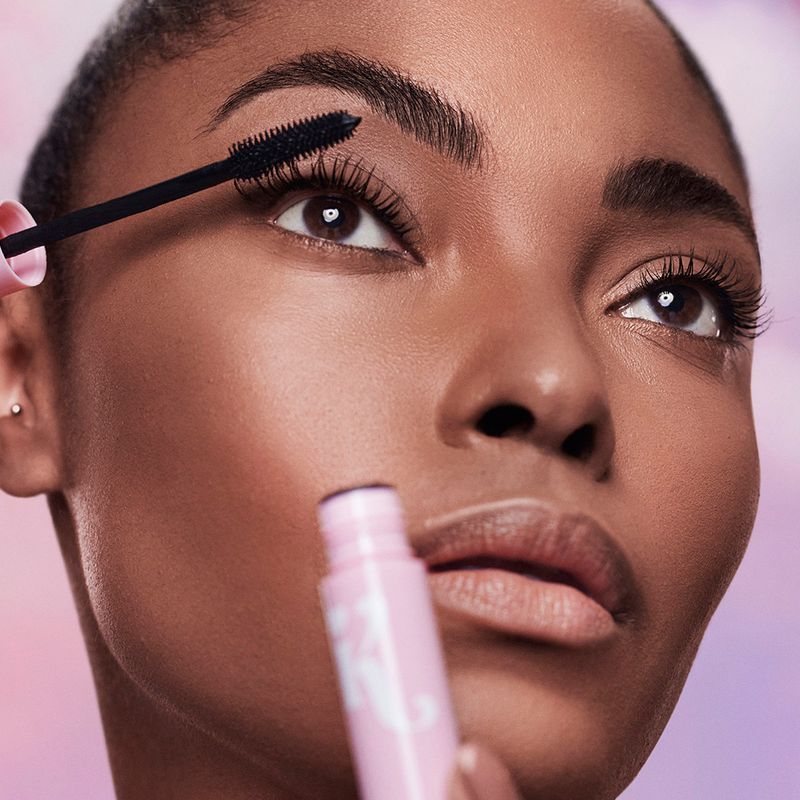 Mascara-para-Cilios-Naturalmente-Volumosos-Karen-Bachini-Netuno-6-g-Modelo-com-Produto