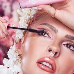 Mascara-para-Cilios-Naturalmente-Volumosos-Karen-Bachini-Netuno-6-g-Modelo-com-Produto-1
