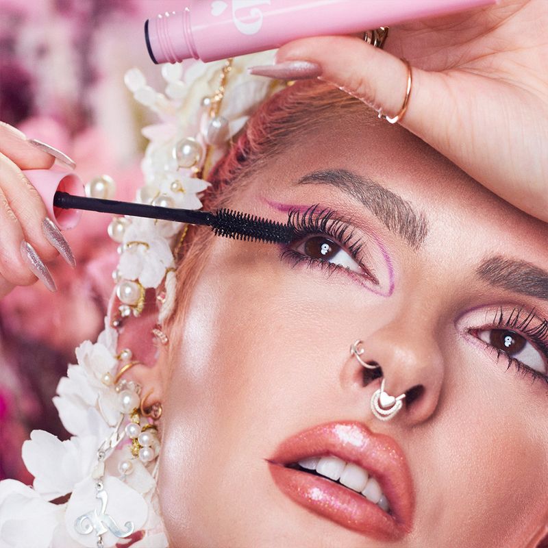 Mascara-para-Cilios-Naturalmente-Volumosos-Karen-Bachini-Netuno-6-g-Modelo-com-Produto-1