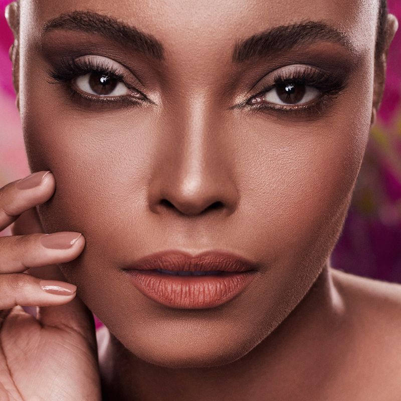 Paleta-de-Blush-Po---Creme-Karen-Bachini-Beauty-Selene-4-Shades-12-g-Modelo-com-Produto