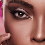 Paleta-de-Sombra-Karen-Bachini-Beauty-Genese-12-g-Modelo-com-Produto