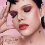 Paleta-de-Sombra-Karen-Bachini-Beauty-Genese-12-g-Modelo-com-Produto-1