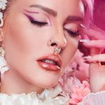 Paleta-de-Sombra-Karen-Bachini-Beauty-Genese-12-g-Modelo-com-Produto-2