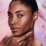 Primer-Facial-de-Hidratacao-Karen-Bachini-Sakura-3-g-Modelo-com-Produto-1