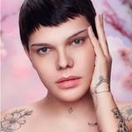 Primer-Facial-de-Hidratacao-Karen-Bachini-Sakura-3-g-Modelo-com-Produto-2
