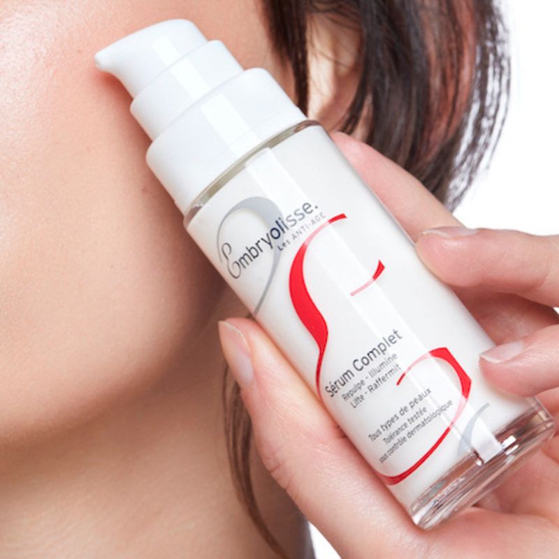 Serum-Facial-Anti-Idade-Embryolisse-Complet-30-ml-Modelo-com-Produto