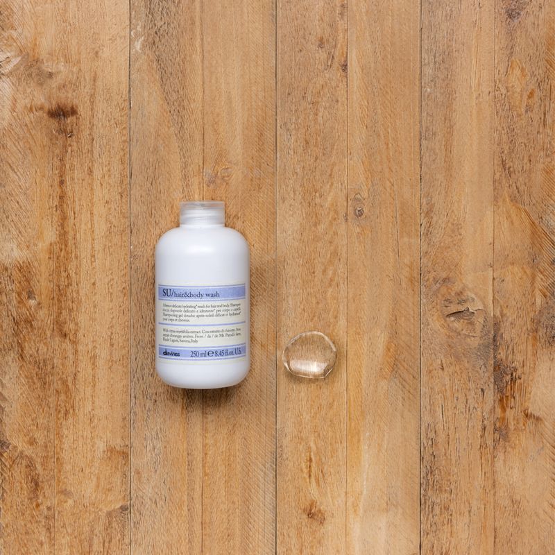 Shampoo-Davines-Essential-Haircare-SU-Hair-Body-Wash-250-ml-Ambientada