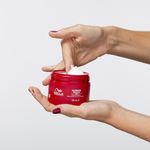 Mascara-de-Reparacao-Wella-Professional-Ultimate-Repair-30-ml-Textura-mao