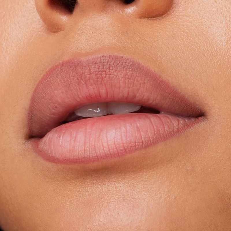 Lapis-Labial-Essence-8H-Matte-02-Silky-Hazelnut-03-g