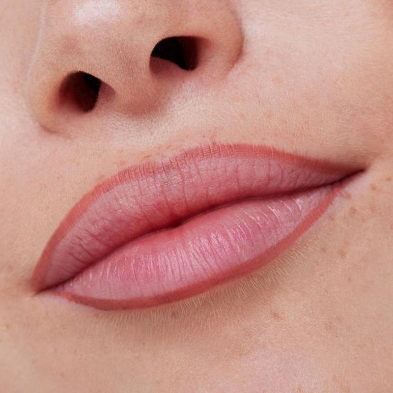Lapis-Labial-Essence-8H-Matte-02-Silky-Hazelnut-03-g