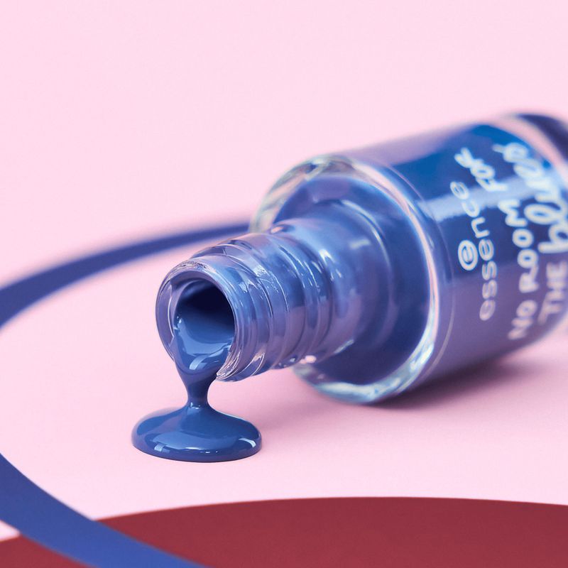Esmalte-de-unhas-com-efeito-gel-essence-74-NO-ROOM-FOR-THE-blues-8-ML